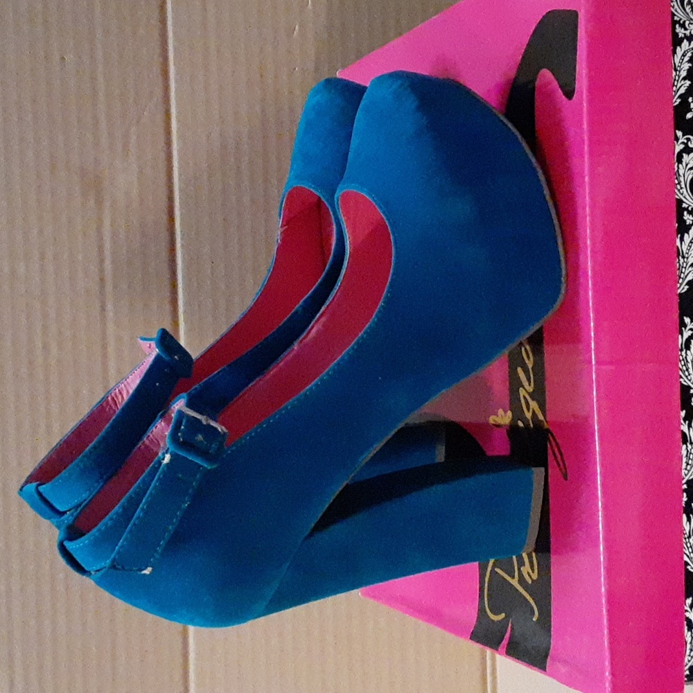 Privileged brand teal shoes (heels)